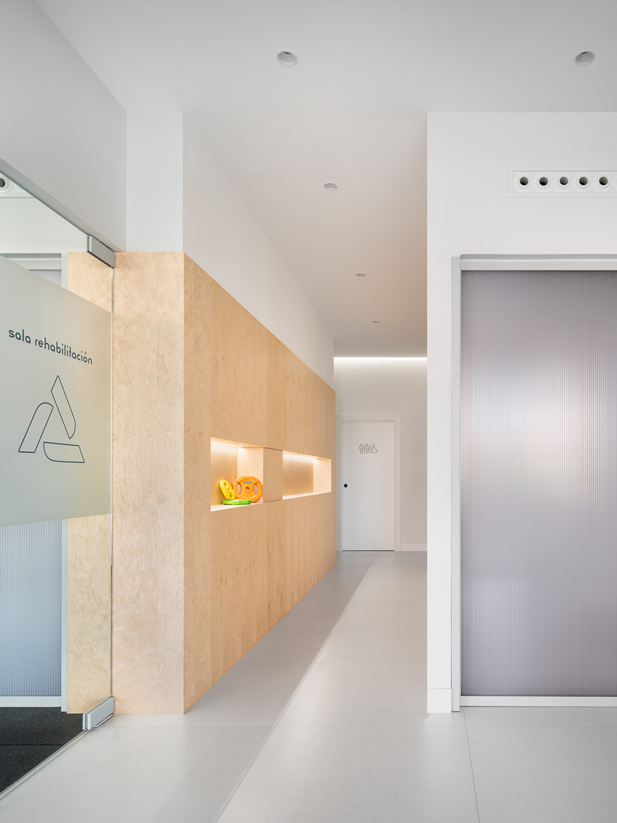 murillo-arquitectos-centro-equilatera-pasillo