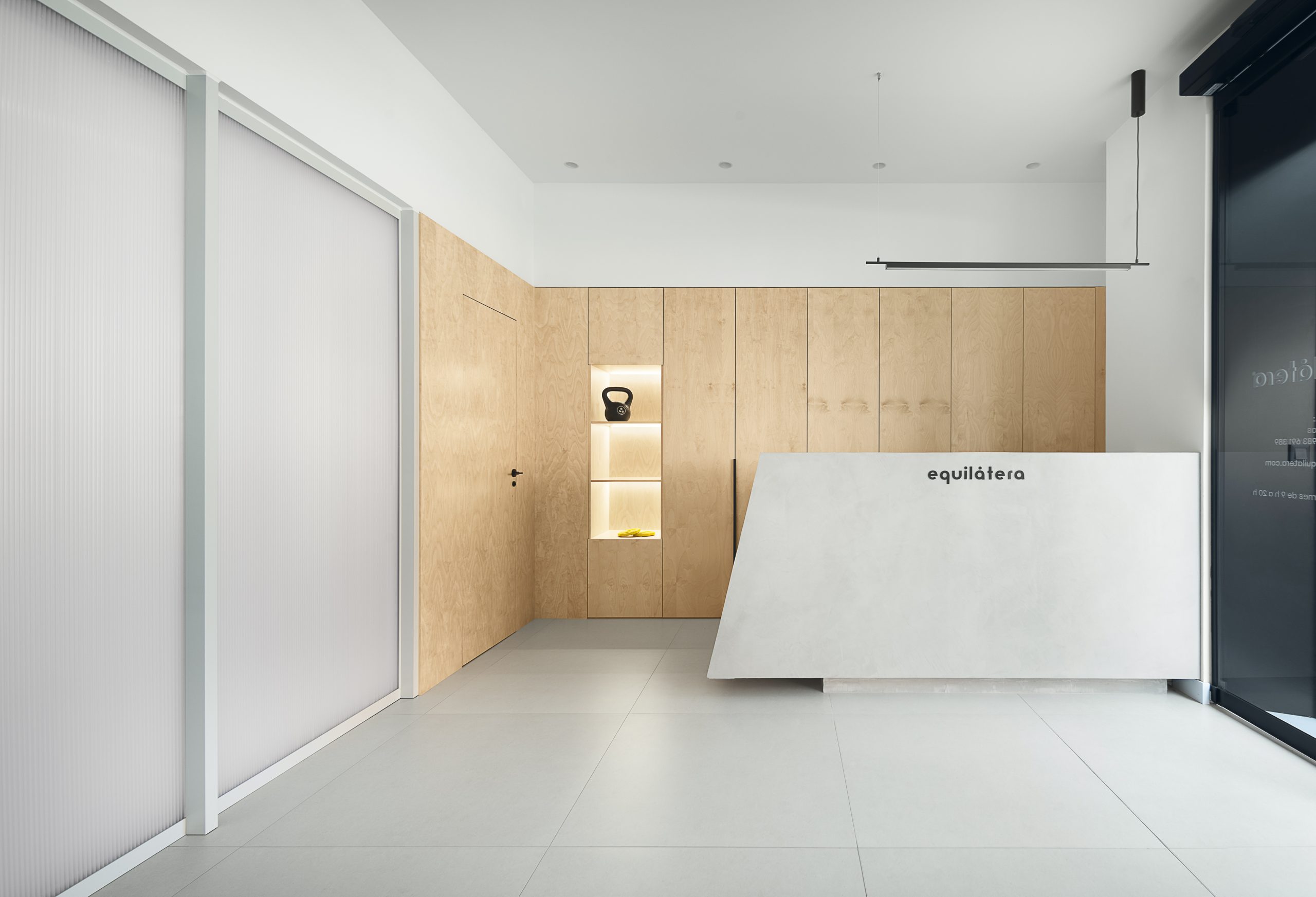 murillo-arquitectos-centro-equilatera-recepcion